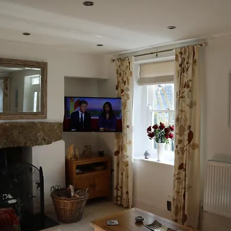 Large Cottage, 3 Beds All En-suite, Small Village Location Overlooking Mousehole Holiday home
