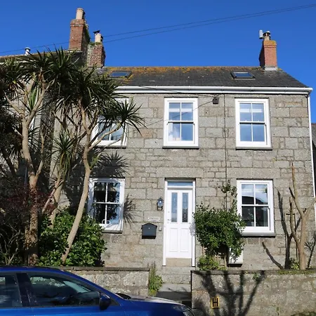 Large Cottage, 3 Beds All En-suite, Small Village Location Overlooking Mousehole Holiday home