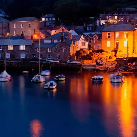 Holiday home Large Cottage, 3 Beds All En-suite, Small Village Location Overlooking Mousehole *