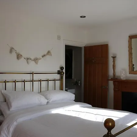Large Cottage, 3 Beds All En-suite, Small Village Location Overlooking Mousehole Penzance