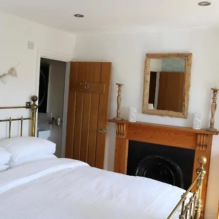 Large Cottage, 3 Beds All En-suite, Small Village Location Overlooking Mousehole Holiday home Penzance