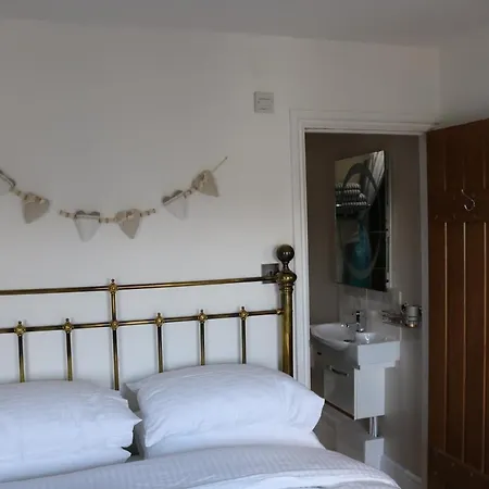 Large Cottage, 3 Beds All En-suite, Small Village Location Overlooking Mousehole *