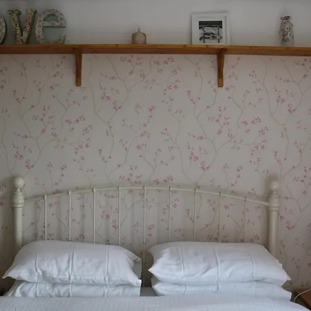Holiday home Large Cottage, 3 Beds All En-suite, Small Village Location Overlooking Mousehole *