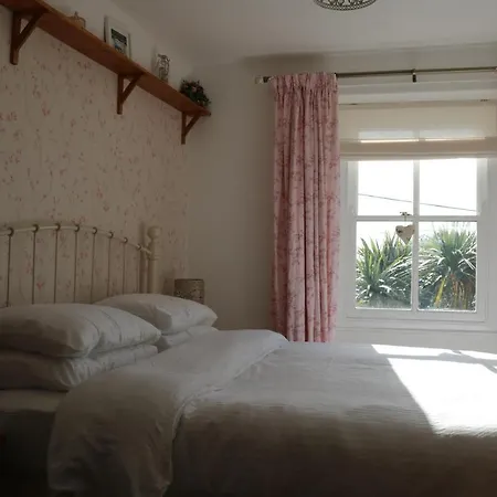 Holiday home Large Cottage, 3 Beds All En-suite, Small Village Location Overlooking Mousehole *