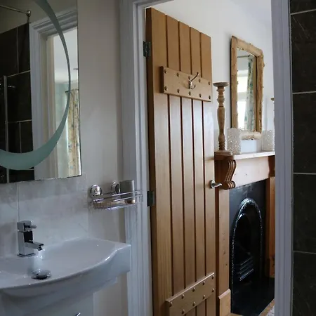 Holiday home Large Cottage, 3 Beds All En-suite, Small Village Location Overlooking Mousehole *